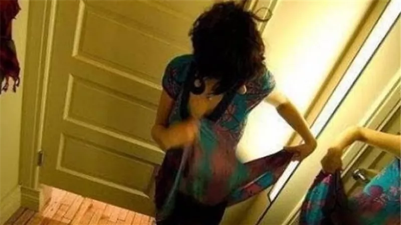 الإفتاء تحسم الجدل..هل خلع المرأة لملابسها خارج منزلها حرام؟