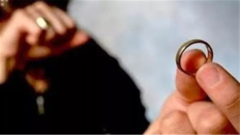  بخيل في مشاعره.. فايزة تقيم دعوى طلاق من زوجها