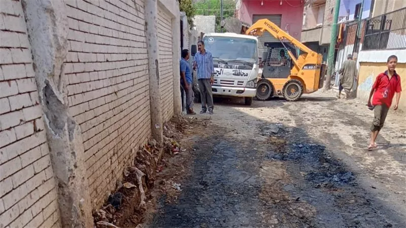 استعدادا للعام الدراسي..وحدة الاقواز ترفع تراكمات الطوب والأتربة أمام مدرسة الشهيد محمود حنفي بالصف