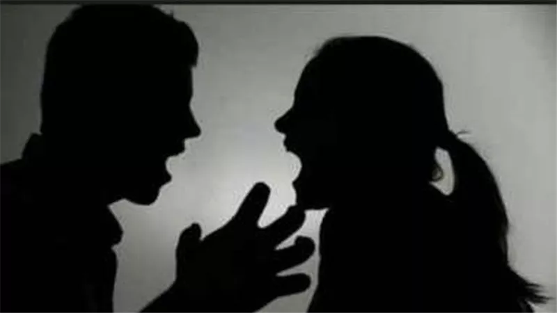 سابته في البيت لوحده.. زوج يشعل النيران في نفسه من أجل فراق زوجته