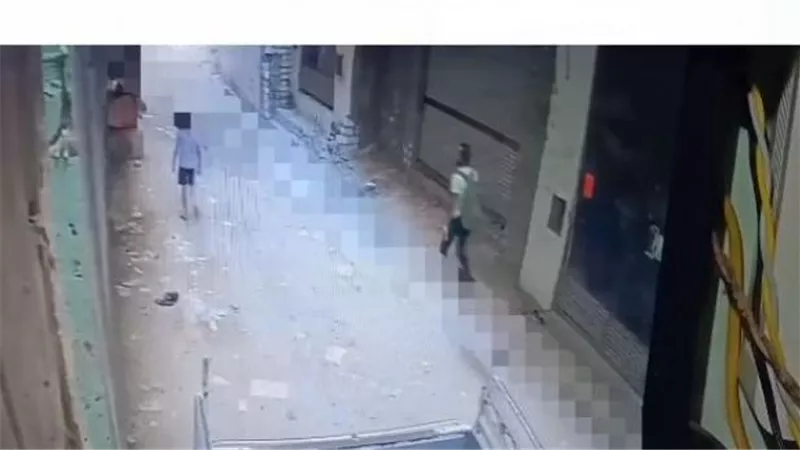 كاميرات المراقبة فضحته..شاب يتحرش بطفل في مدخل عمارته | شاهد