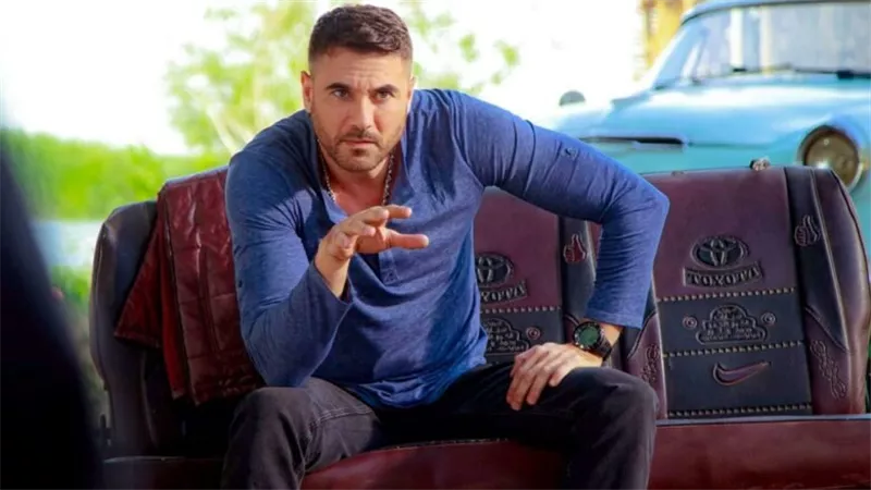 بعد طلبه مبلغًا من المال.. هكذا تصرف أحمد عز مع شاب من داخل سيارته | فيديو