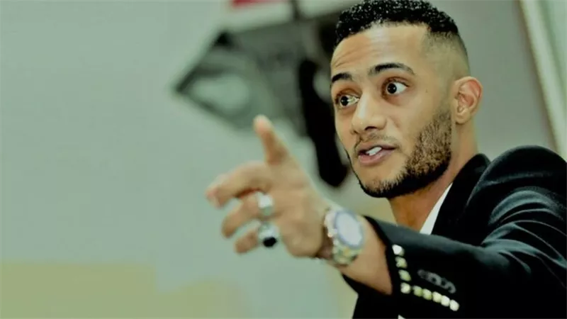 انت متصور بتليفون بربع جنيه.. سخرية من محمد رمضان بسبب هذه الصورة | شاهد