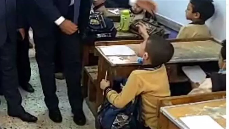 على طريقة ربع ساعة والنبي يا حاجة.. طفل يتوسل لمحافظ الدقهلية باكيًا: عايز أروح | فيديو