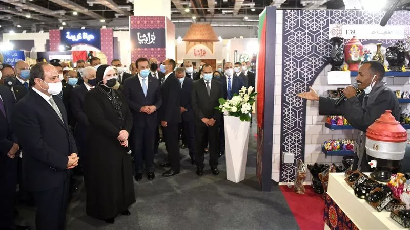 شاهد..صاحب تريند الطفاية دي يكشف سر ضحك السيسي في معرض تراثنا 