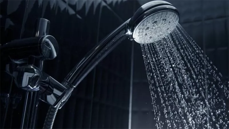 خلال الاستحمام.. طفلة تصور والدتها عن طريق الخطأ في بث مباشر عبر إنستجرام | فيديو