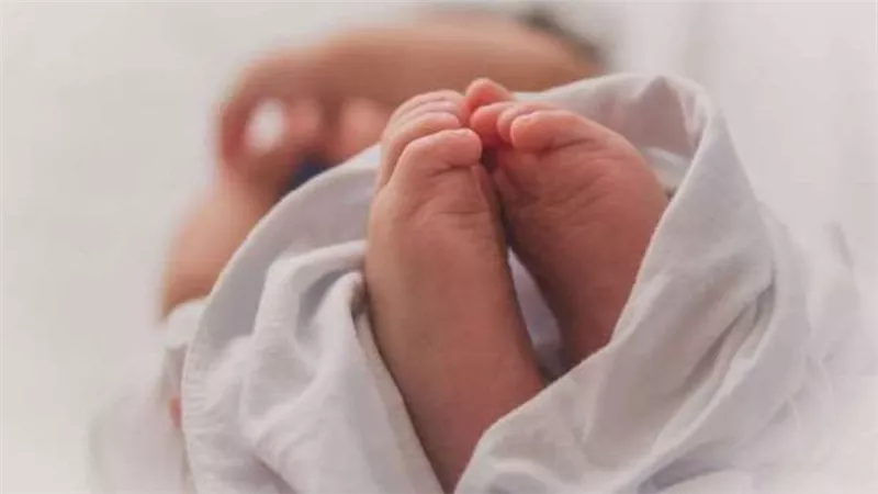 كاميرات المراقبة تكشفها.. أم تلقي رضيعتها أمام عقار في المرج