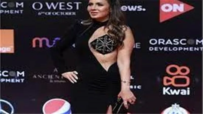 مكشوف ومثير..إطلالة جريئة لـ نجلاء بدر في افتتاح الجونة السينمائي | شاهد
