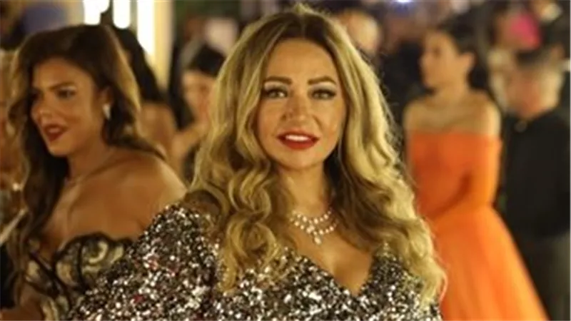شاهد..لحظة إنقاذ ليلى علوي من السقوط على السجادة الحمراء لمهرجان الجونة 