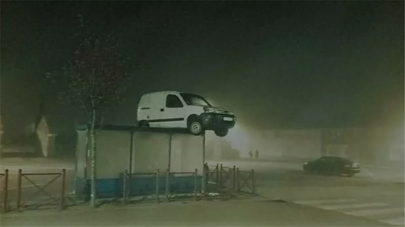 واقعة غريبة استغرقت أيام حتى تم تفسيرها..كيف وصلت السيارة إلى هذا المكان؟