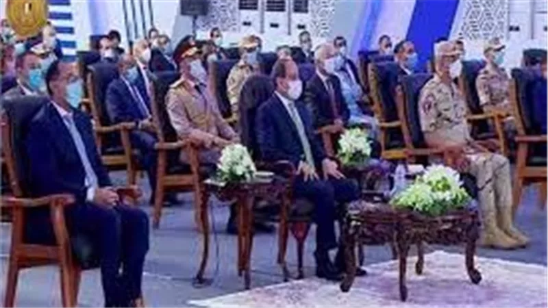 هنعمل إيه؟.. الرئيس السيسي يروي موقفا تعرض له بسبب القمامة بالشوارع | فيديو