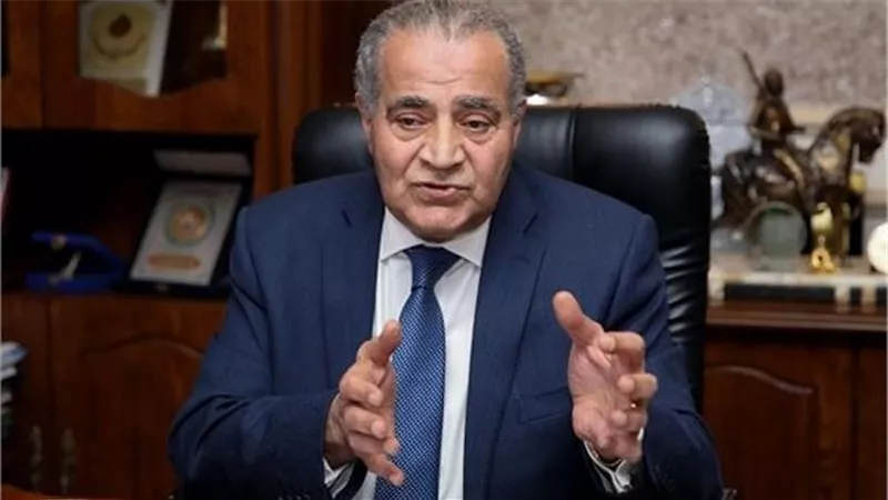 مواطن بيصرف منها شهريا.. رد وزير التموين على بطاقة تموين السيسي في المنيا