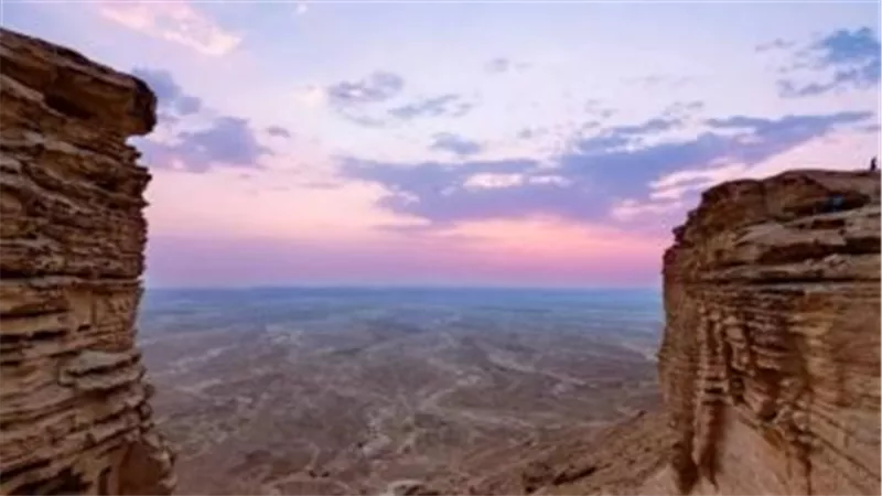 9 قتلى ومصابين.. السعودية تكشف تفاصيل سقوط حافلة من حافة نهاية العالم