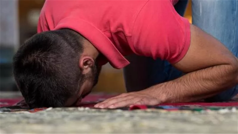 الإفتاء تجيب.. ما حكم الزيادة في السجود؟ | فيديو
