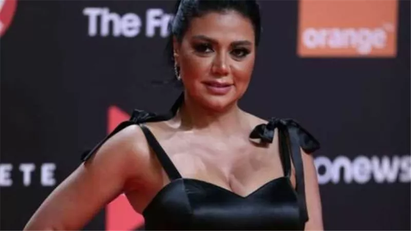 رانيا يوسف الأجرأ.. الأسود يسيطر على إطلالات النجمات في مهرجان الجونة | شاهد