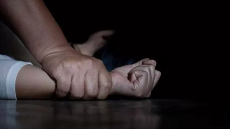 مارس الرذيلة مع قاصرات في وقت واحد.. حكاية طبيب الحي الراقي وحفلات العيادة الجنسية 