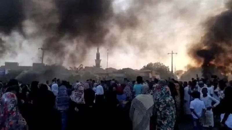 قطع الإنترنت واعتقال حمدوك وزوجته..ماذا يحدث في السودان؟