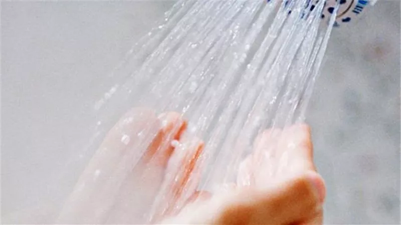 الإفتاء تجيب..أصاب الفراش جنابة ثم جفت وجلسنا عليها فهل تؤثر على طهارة ملابسنا؟ 