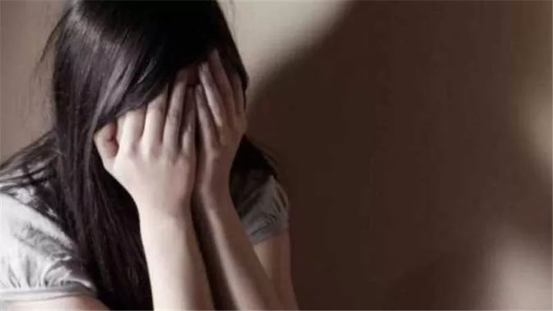 الحقيني يا ماما بحر خطفني.. حكاية طفلة الإسكندرية اغتصبوها لمدة أسبوع وألقوا جثتها في المقابر