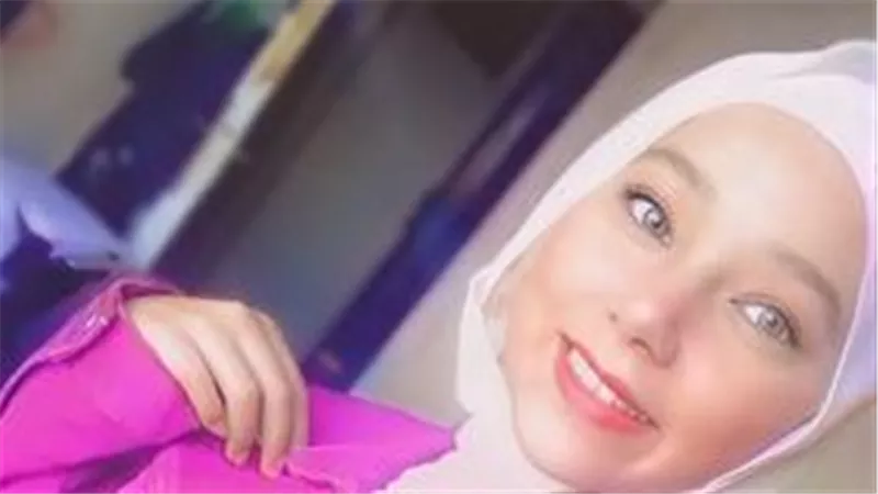 آيه مدحت.. حكاية طالبة ثانوي فنانة بالرسم | شاهد