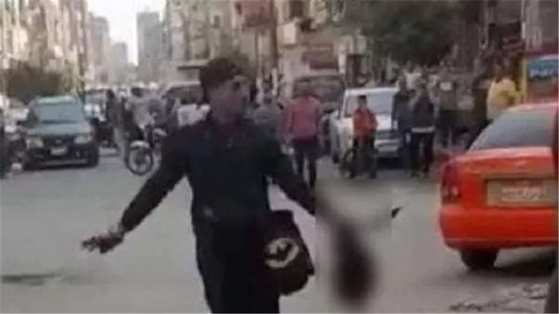 يردد طلاسم غير مفهومة.. شهود عيان يروون تفاصيل مثيرة في حادثة الإسماعيلية 