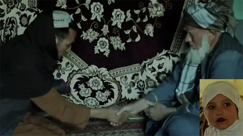 هذه عروسك ولا تضربها.. لحظة مؤلمة لأب أفغاني يبيع ابنته لرجل عجوز مقابل الطعام | فيديو