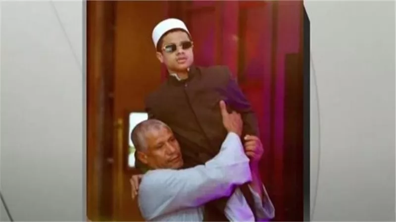 السوشيال ميديا تحتفي..أب يحمل ابنه فوق أكتافه لتكريمه في منحة المكفوفين
