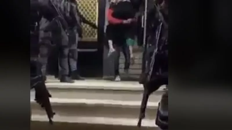 لقطات مثيرة..لحظة تحرير الرهائن من منزل المتهم بقتل زوجته وحماته بالفيوم | فيديو