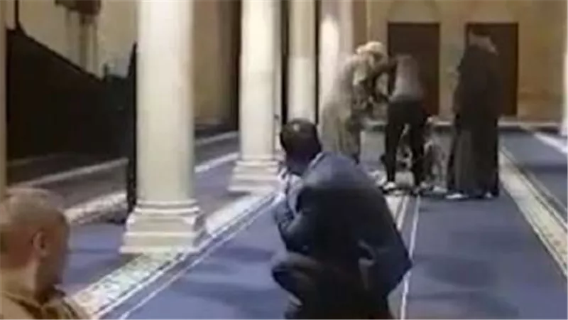 أجيلك يمكن ترتاح نفسيا..مبروك عطية يعتدي على رجل داخل المسجد | فيديو