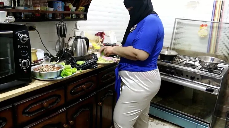 فعل فاضح بالنقاب.. رشا تستعرض جسمها أثناء الطبخ على يوتيوب| فيديو