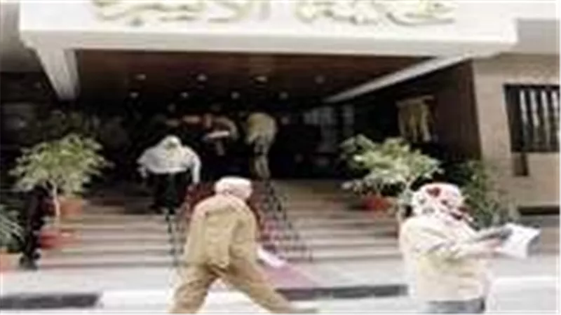 بعد اتهامها بالنشوز.. سيدة تسلم نفسها لزوجها داخل محكمة الأسرة لتنفيذ الطاعة 