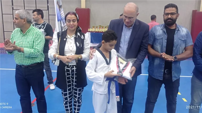 رئيس نادي الاوليمبي السكندري يكرم ابطال خماسي حديث السباحة وابطال التايكوندو