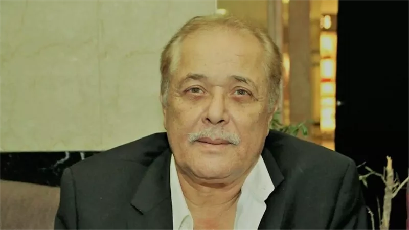 نمت في الشوارع وكنت ببيع جرايد.. كيف كانت حياة الراحل محمود عبدالعزيز قبل التمثيل؟ | فيديو