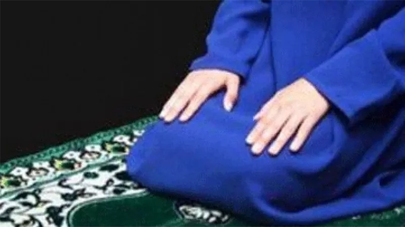 الإفتاء تحسم الجدل.. ما حكم الدين في الجمع بين الصلوات لعذر؟