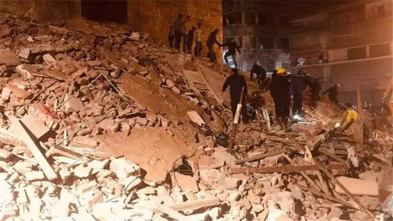 حصل زي انفجار قنبلة.. شهود عيان يروون لحظات الرعب أثناء انهيار عقار روض الفرج 