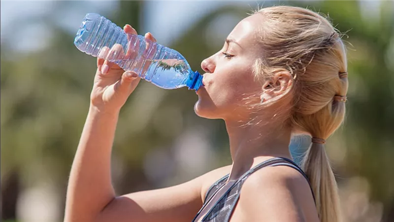 الصداع من بينها.. 5 علامات تدل على أنك لا تشرب ما يكفي من الماء