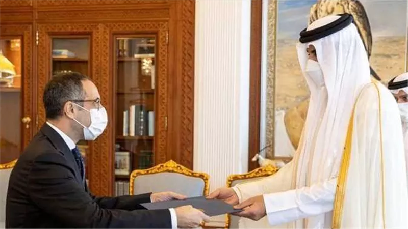 أثناء تقديم أوراق اعتماده..ماذا طلب أمير قطر من سفير مصر ؟ 