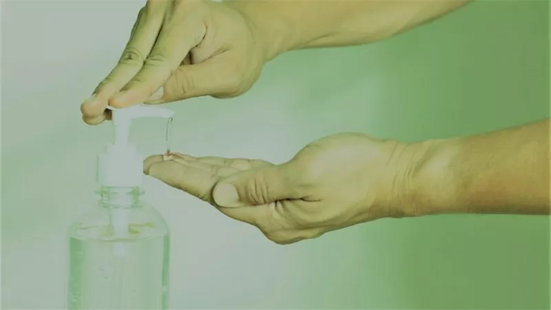 يسبب السرطان..إدارة الغذاء والدواء تحذر من أحد أنواع مٌعقم اليدين