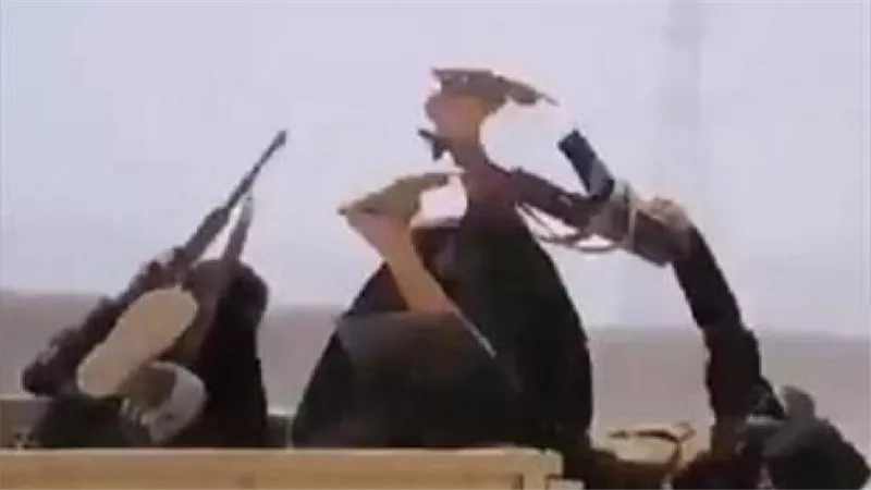 مثير للسخرية.. لحظة سقوط امرأة حوثية بالسلاح خلال عرض عسكري|فيديو