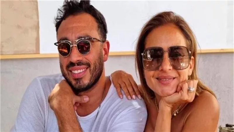 إيه المهزلة دي!.. زوج نيللي كريم ينفعل على معجبيها بمهرجان قرطاج | فيديو