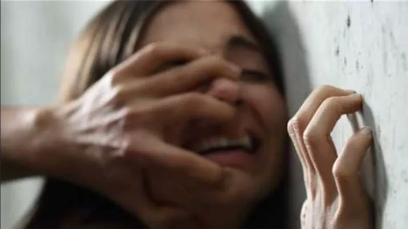 أكثر حادثة مأساوية.. فتاة تتهم 400 رجل باغتصابها