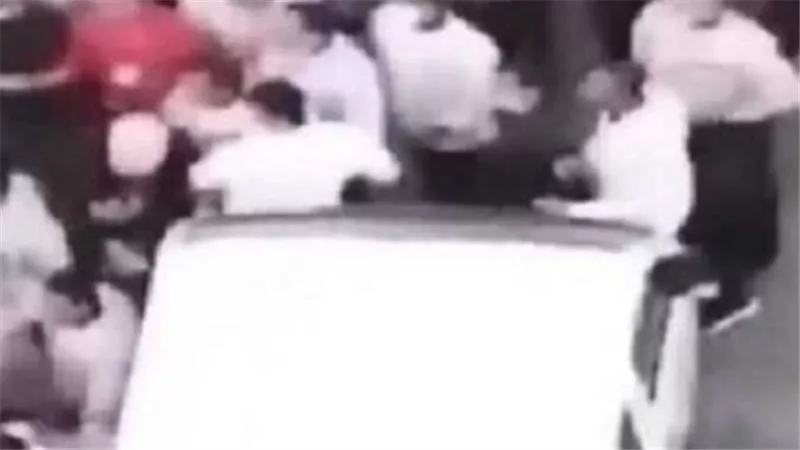 فيديو صادم..مدير يدهس موظفيه بالسيارة لمطالبتهم برواتبهم | شاهد