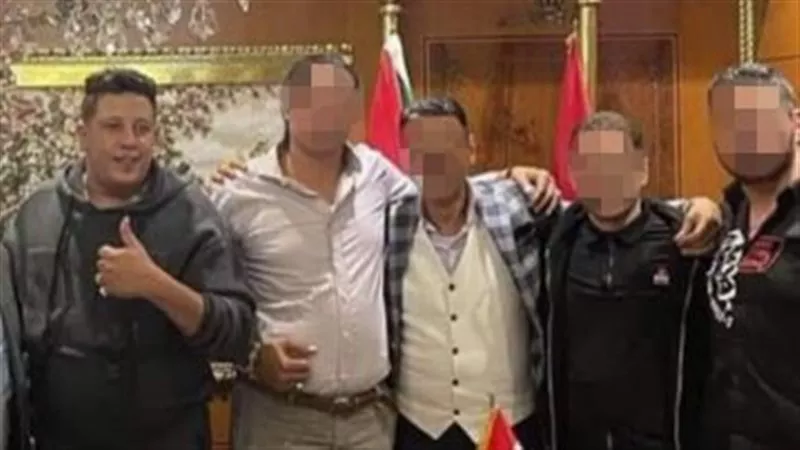 بعد قرار منعه من الغناء.. سر صورة حمو بيكا مع مسجلين خطر