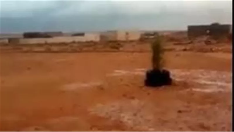 لقطات صادمة..البرق يصعق طفلا أثناء تصوير الأمطار في صحراء مطروح | فيديو