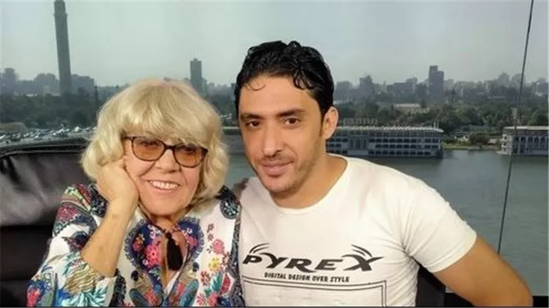 الحب يصنع المعجزات..الشاب المصري وزوجته العجوز البريطانية يلتقيان بعد غياب سنة | شاهد 