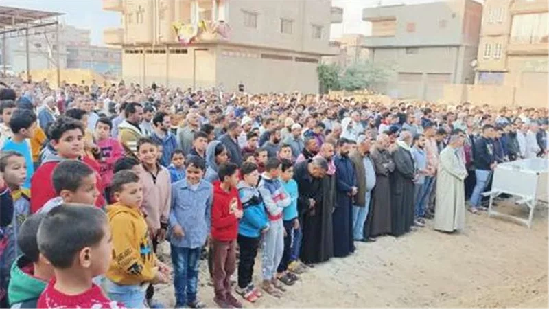 بمشاركة تلاميذه..جنازة مهيبة لمدرس توفي في طابور الصباح بالدقهلية | فيديو