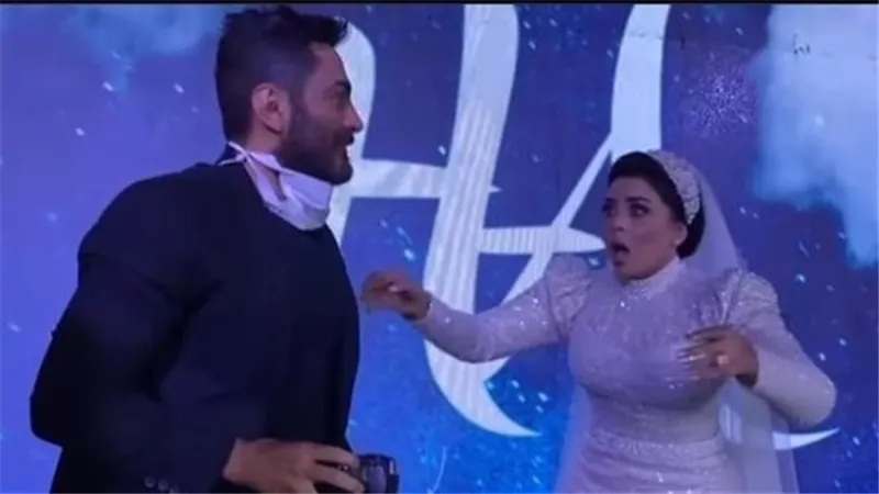 «اتنكر وعمل نفسه مصور»..تامر حسني يفاجئ البلوجر آية مكرم في فرحها | شاهد 