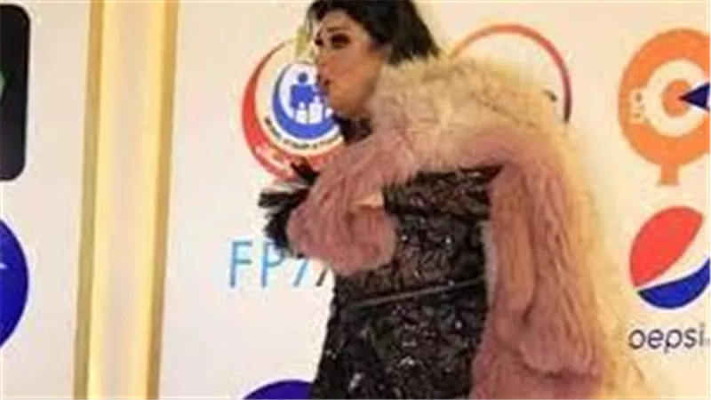 بسبب فستانها..فيفي عبده تتعرض لموقف محرج في افتتاح مهرجان القاهرة السينمائي | فيديو