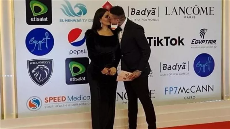 عادته ولا هيشتريها..قبلات أحمد الفيشاوي لزوجته على «الريد كاربت» عرض مستمر | شاهد