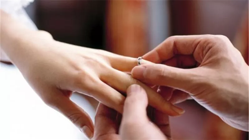 رؤية 3 أجزاء بجسدها..ماذا يحل للخاطب بعد قراءة الفاتحة ؟ 